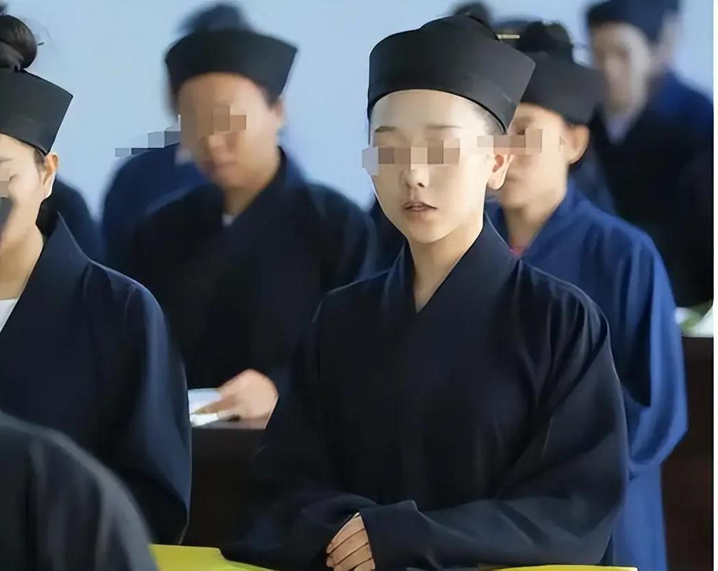 安徽美女道士胡小慧被捕,精通"胡媚术",九名男徒弟揭露其罪行