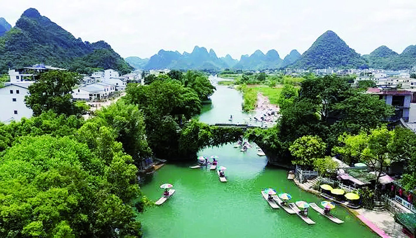 7月14日，游客在广西桂林市阳朔县遇龙河乘坐竹筏漂流观景（无人机照片）。新华社发