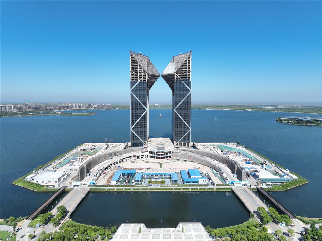 临港新片区最高标志性建筑初现风采 预计明年8月交付|金融中心_新浪财经_新浪网