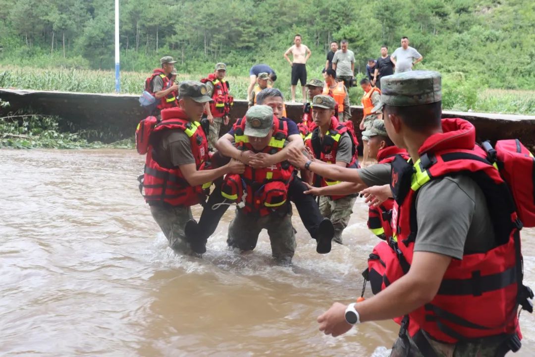 争分夺秒!子弟兵驰援葫芦岛抗洪救灾一线