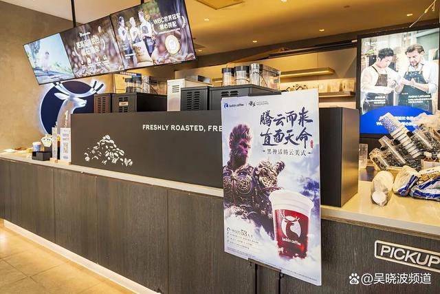 瑞幸门店已经摆放了相关咖啡产品的海报