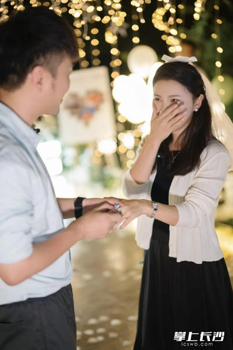 男友郭航为何可欣戴上求婚戒指.