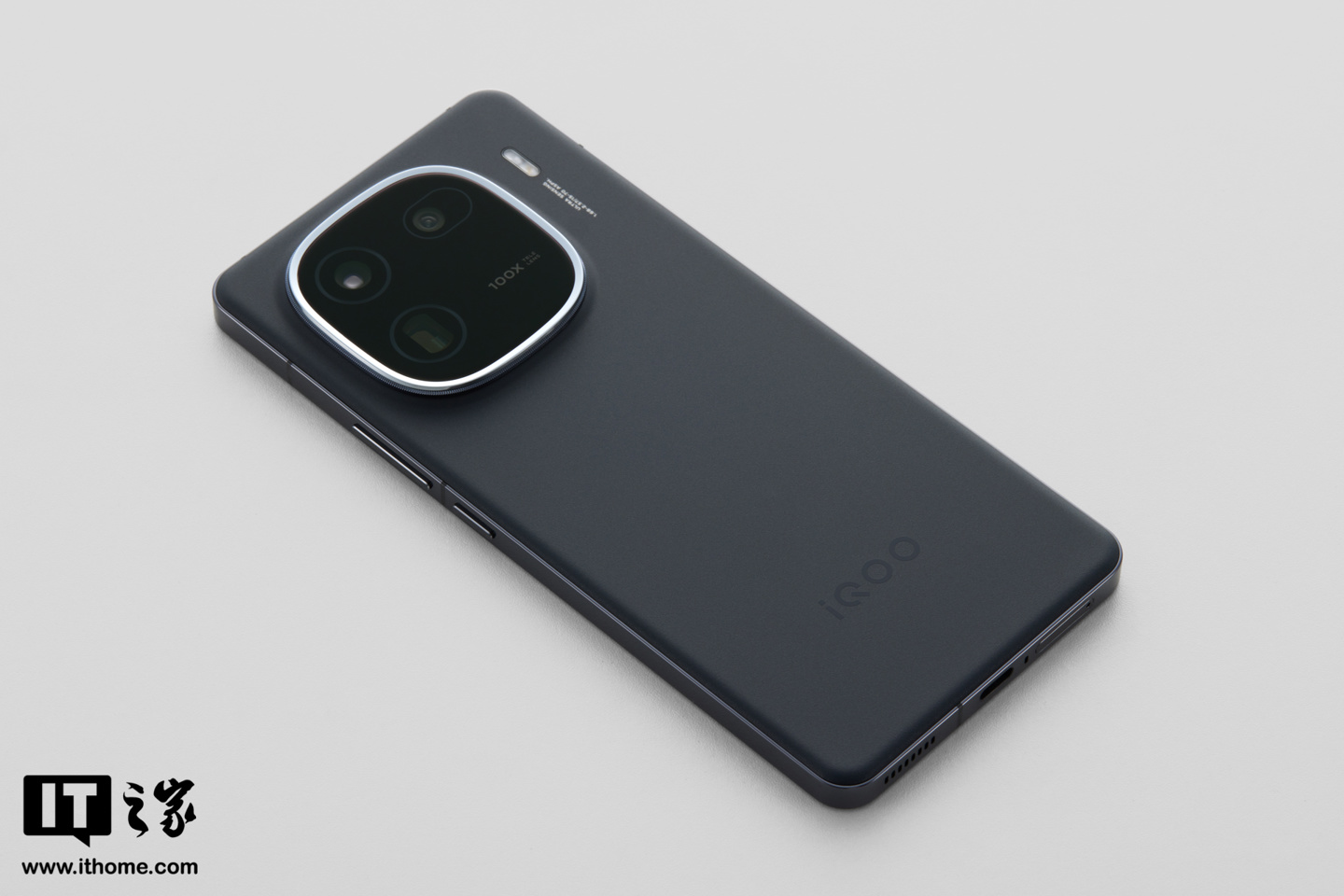 ▲ 图源IT之家开箱:iQOO 12“赛谈版”手机