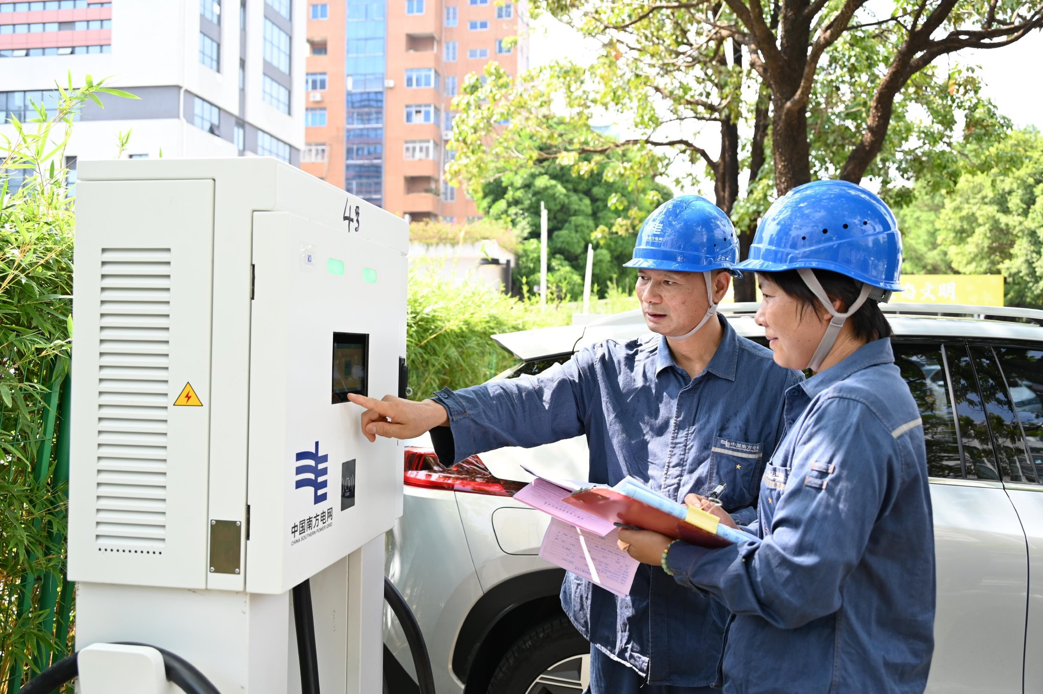 南方電網廣東佛山南海供電局工作人員正在檢查驗收充電樁設備