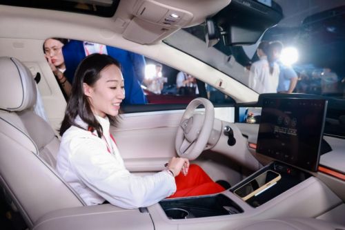 冠军实力 品质北汽  北汽集团14辆享界S9礼赠奥运英雄 致敬“新时代中国力量”-北汽eⅴ150有放电功能吗