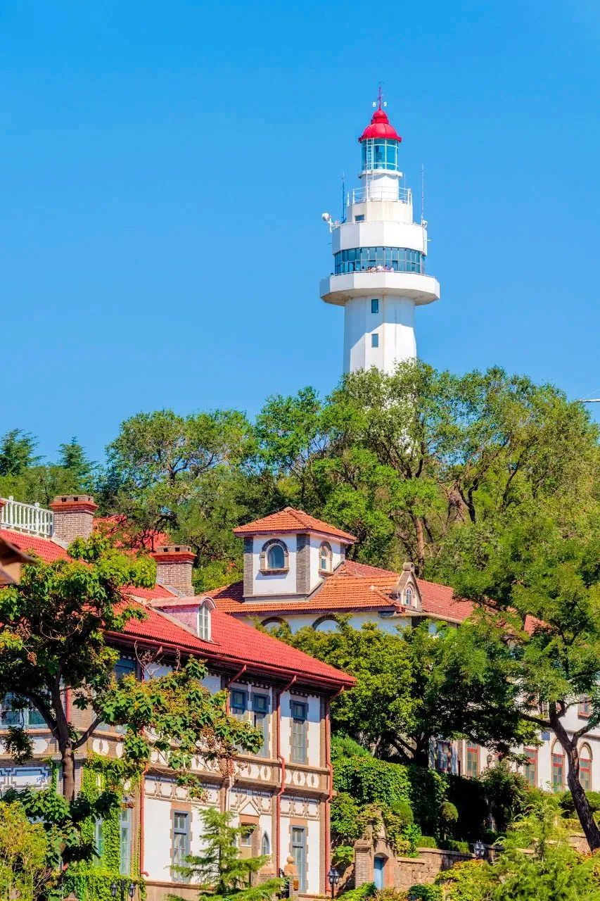 先后有英,美,法,德,日等17个国家在烟台山及其周围建立了领事馆,教堂