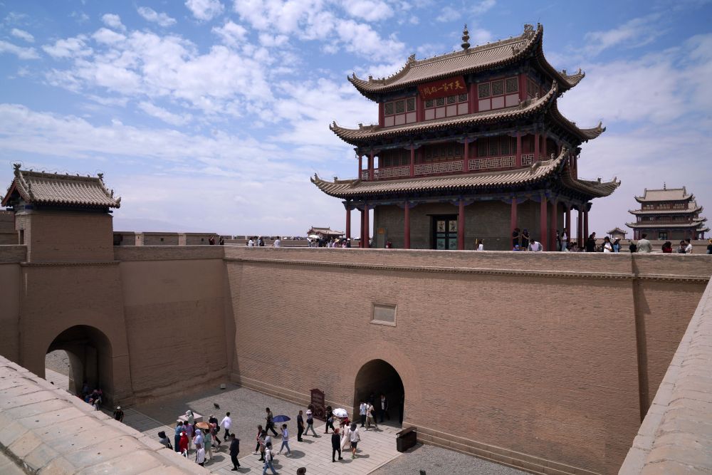 69697月14日拍摄的嘉峪关关城光化门和瓮城,门楼上悬挂有"天下第