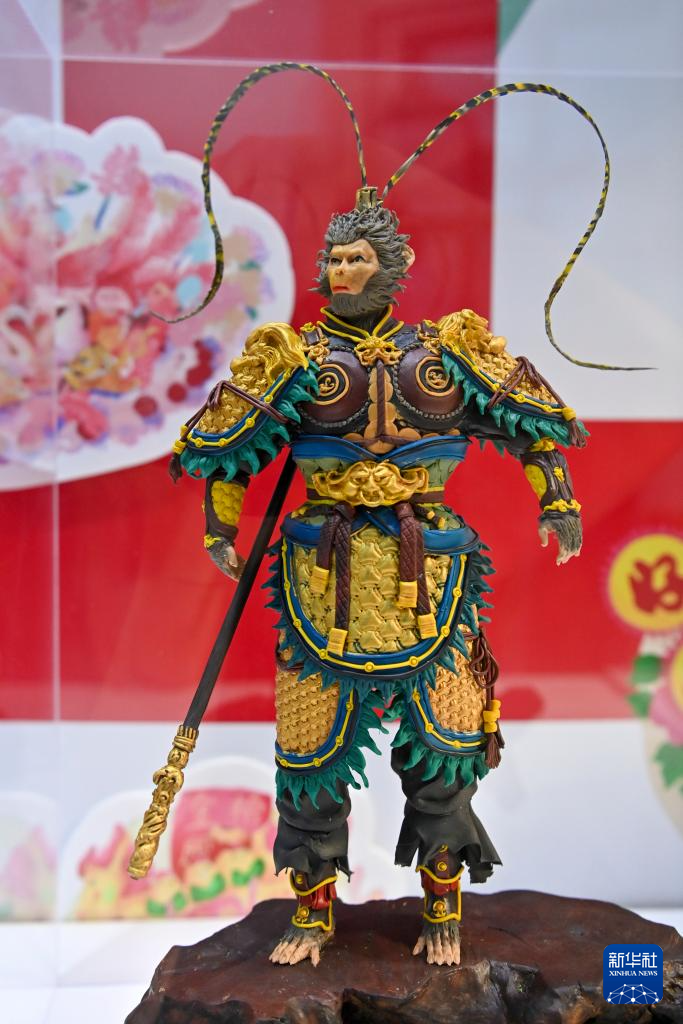 这是在现场展出的孙悟空造型面塑作品(8月24日摄).