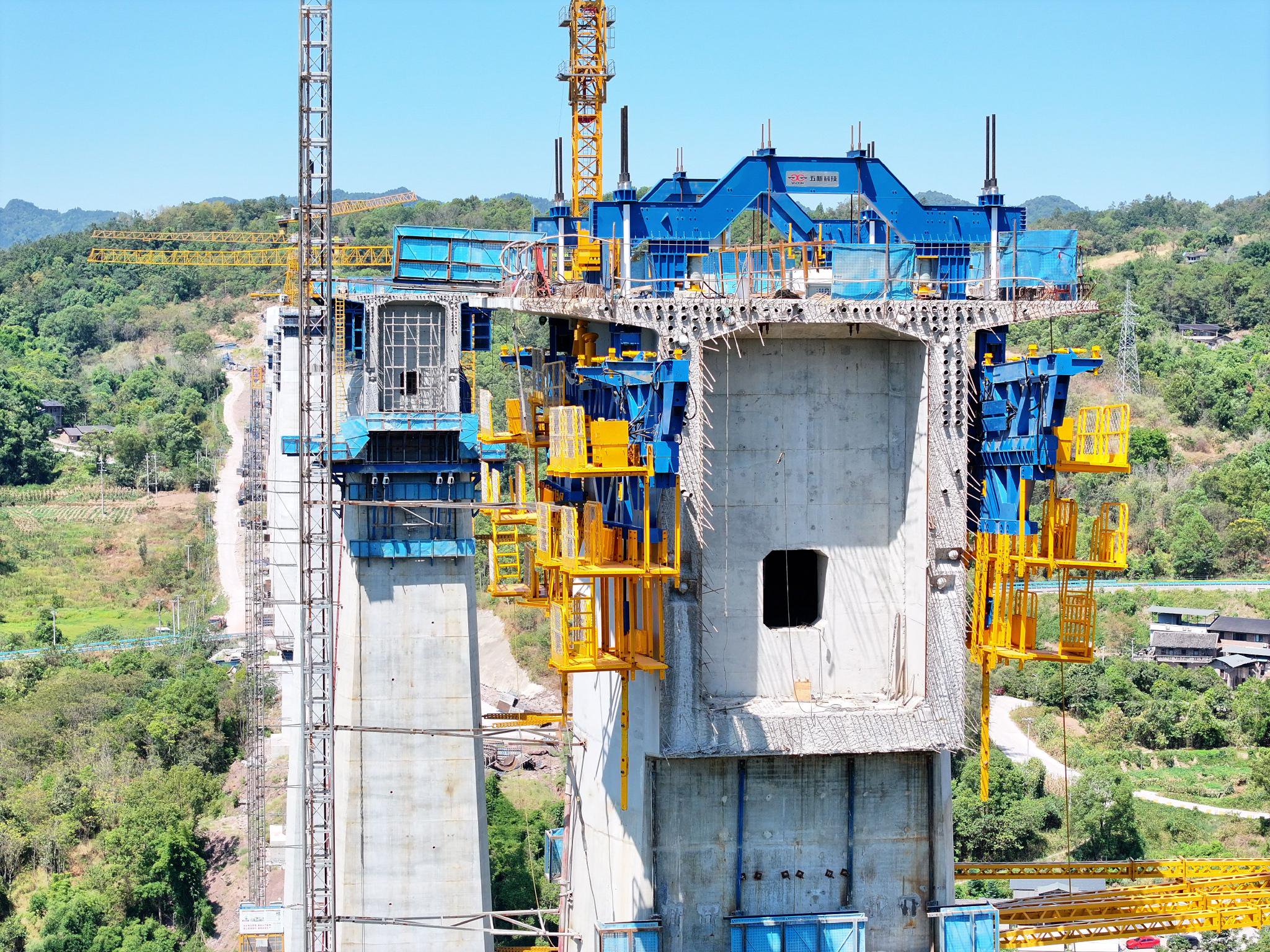 渝万高铁五步河双线特大桥27号主墩封顶浇筑施工现场.