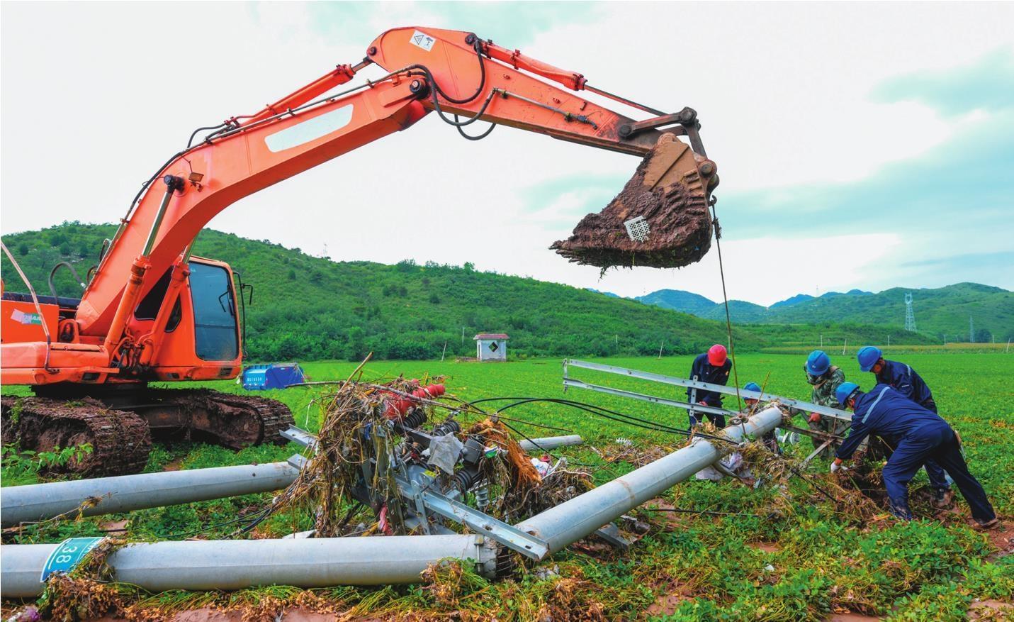 来自锦州凌海市的电力工作人员在建昌县大屯村抢修水毁电力设施.