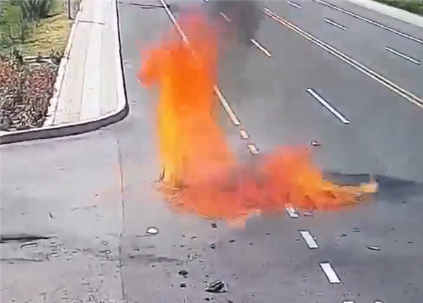 从后续网友放出的现场图看，摩托车骑手已经身亡，不得不说，这确实是场惨剧，网友：希望下辈子别骑那么快了。