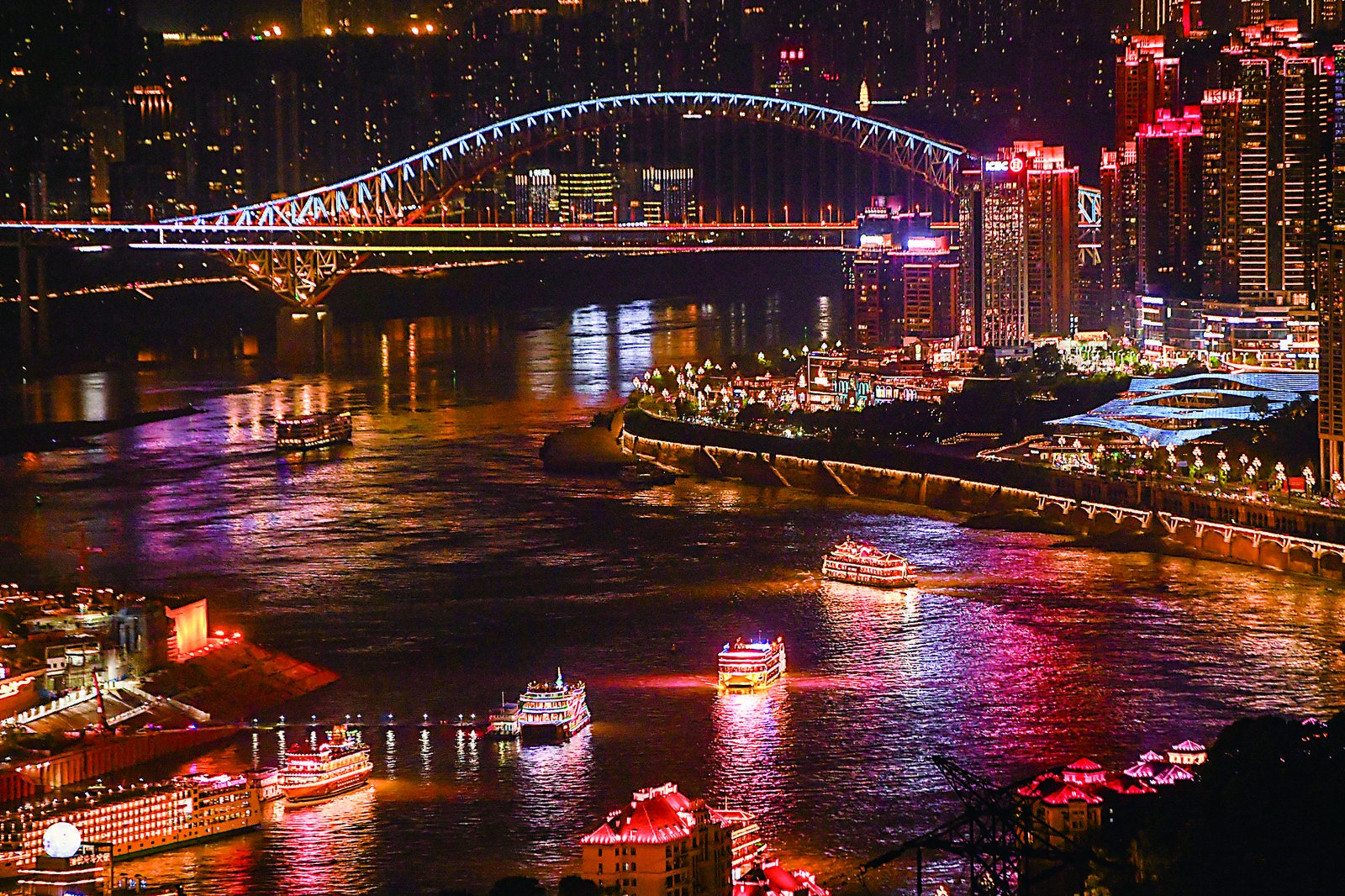 游客乘坐游船欣赏重庆夜景 新华社发