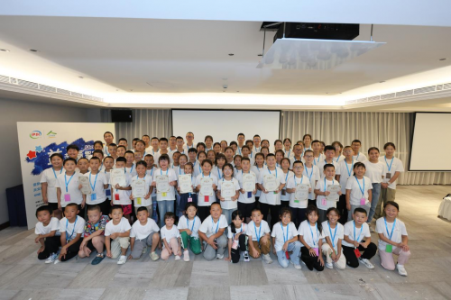 孩子们手持结营证书合影