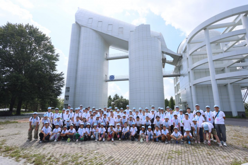 孩子们参观河北兴隆的郭守敬望远镜