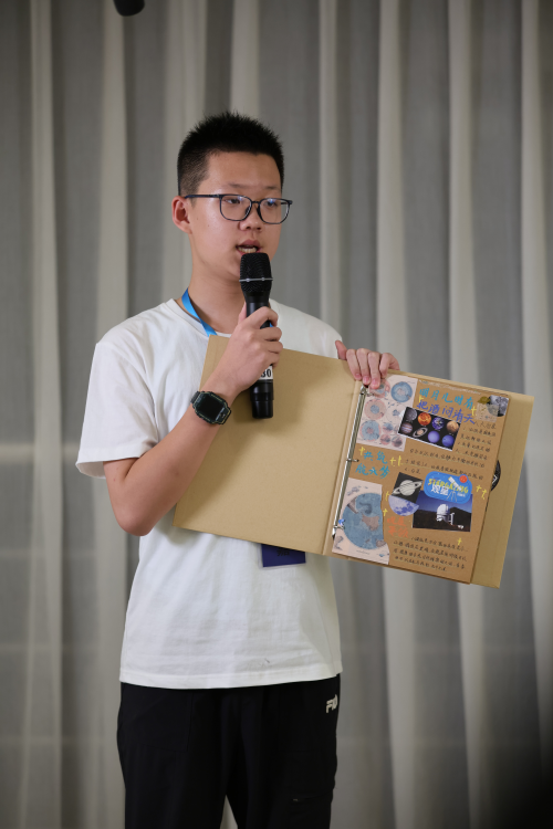参加研学活动的孩子介绍“观星说明书”手账内容