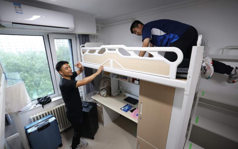 一同考上大学的父亲送儿子北航报到:陪伴是和孩子共同成长