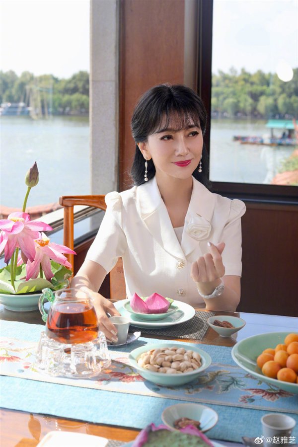 71岁赵雅芝晒最新照引围观 网友感慨:逆天年龄状态超好
