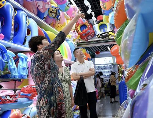 国内采购商在义乌市集采购爽脆用品  义乌市委宣传部|供图