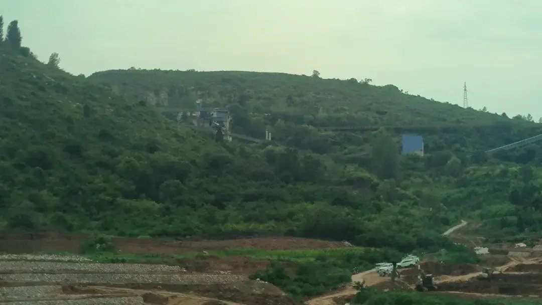 群山环抱中勉县尧柏水泥的矿山所在地 冷万欣/摄