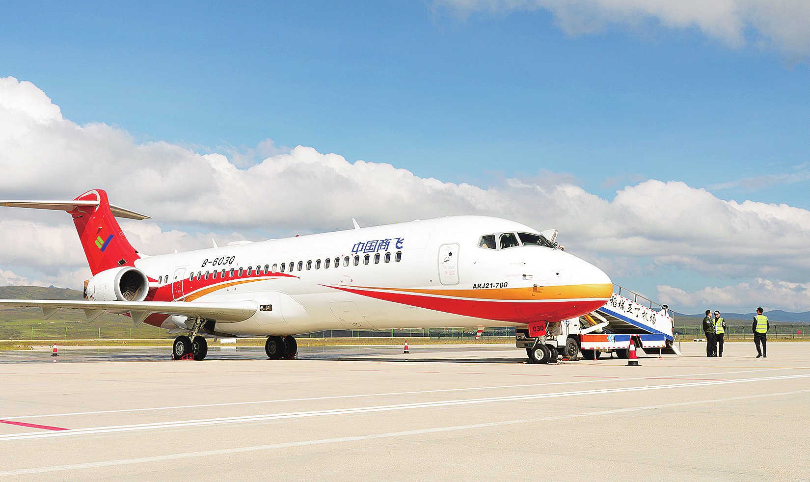 arj21飞抵世界海拔最高民用机场|arj21飞机_新浪财经_新浪网