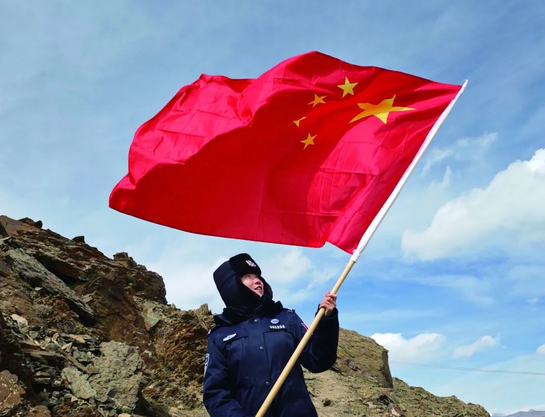 武慧举国旗巡逻.彭维熙 摄