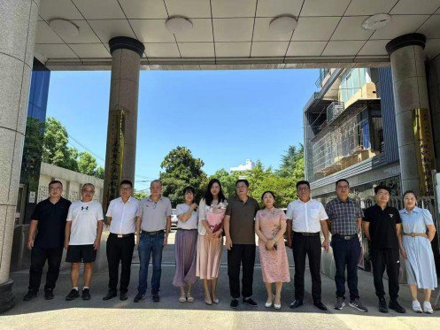 会上,湘潭市二中校长单卿宣读了湘潭市教育局的任命文件,文件决定将原