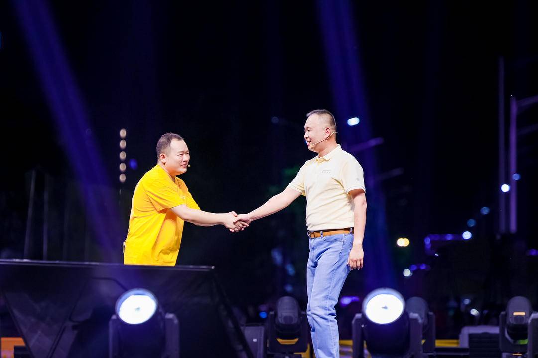 东风乘用车销售有限公司纳米营销事业部总经理助理余岳峰（右）和东风纳米共创设计师杨小慕交流