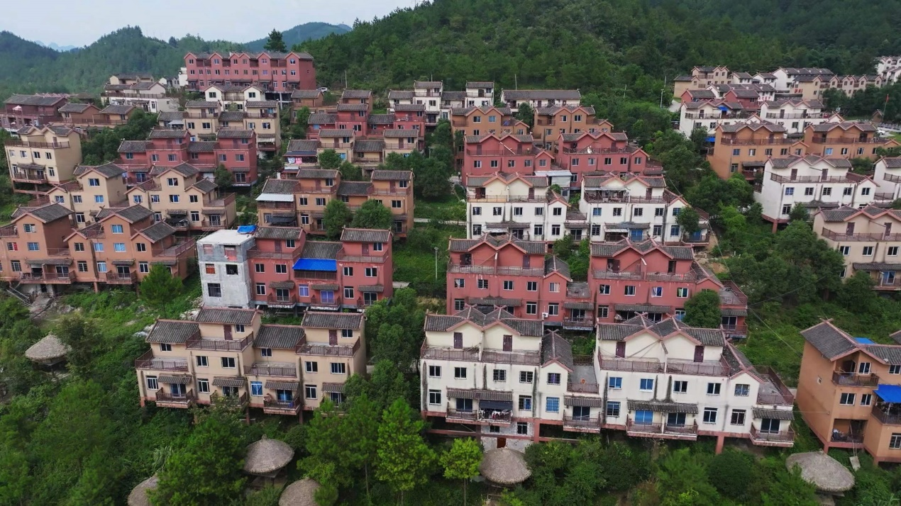 图为南丹县里湖瑶族乡"千家瑶寨·万户瑶乡"易地扶贫搬迁点的新居.