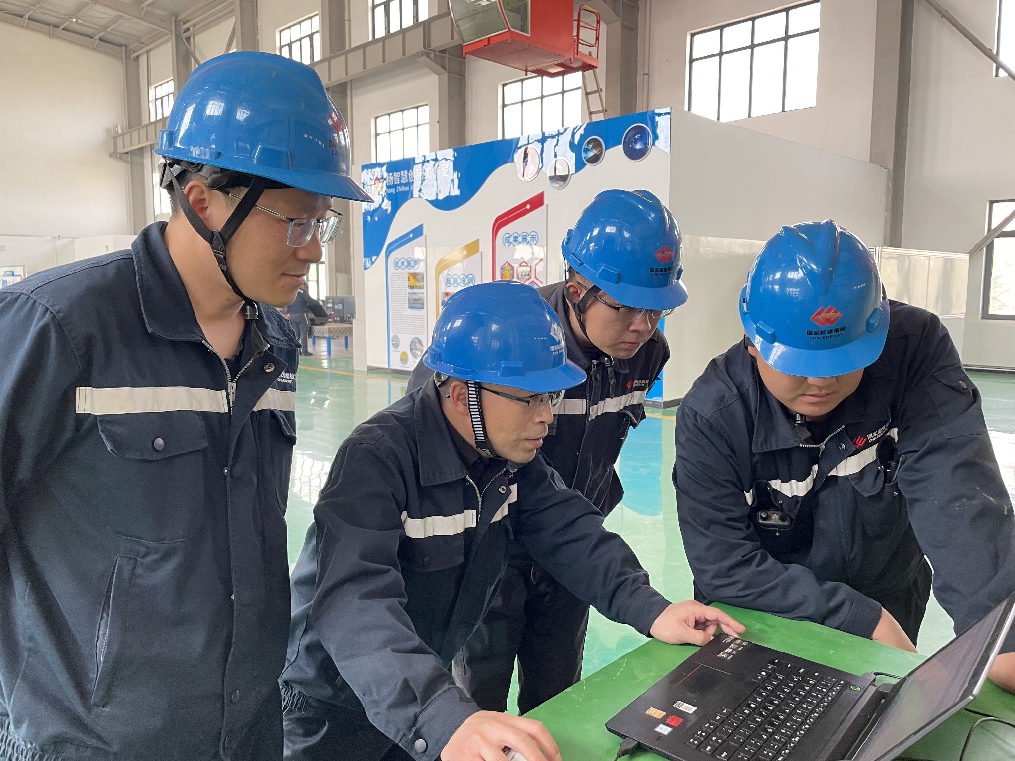 图为胜利能源公司劳模大师创新工作室成员工作场景