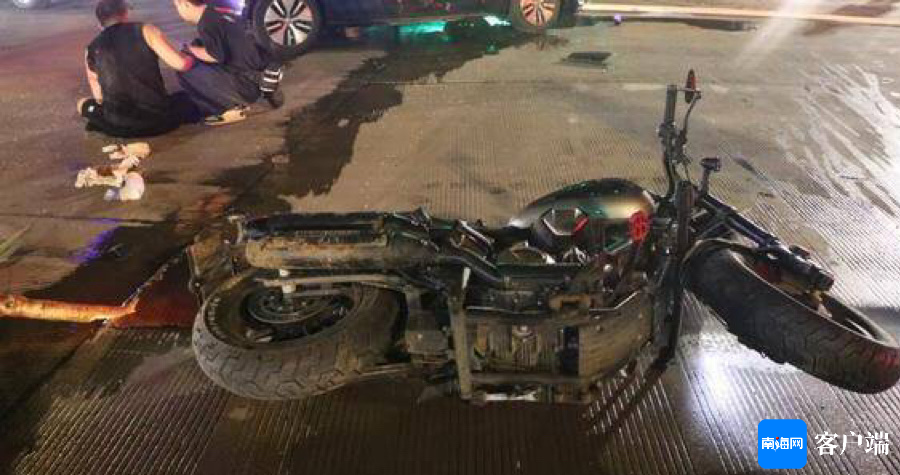 海口一摩托车闯红灯与小轿车相撞 致2人受伤