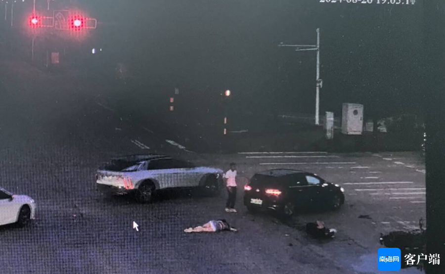 海口一摩托车闯红灯与小轿车相撞 致2人受伤