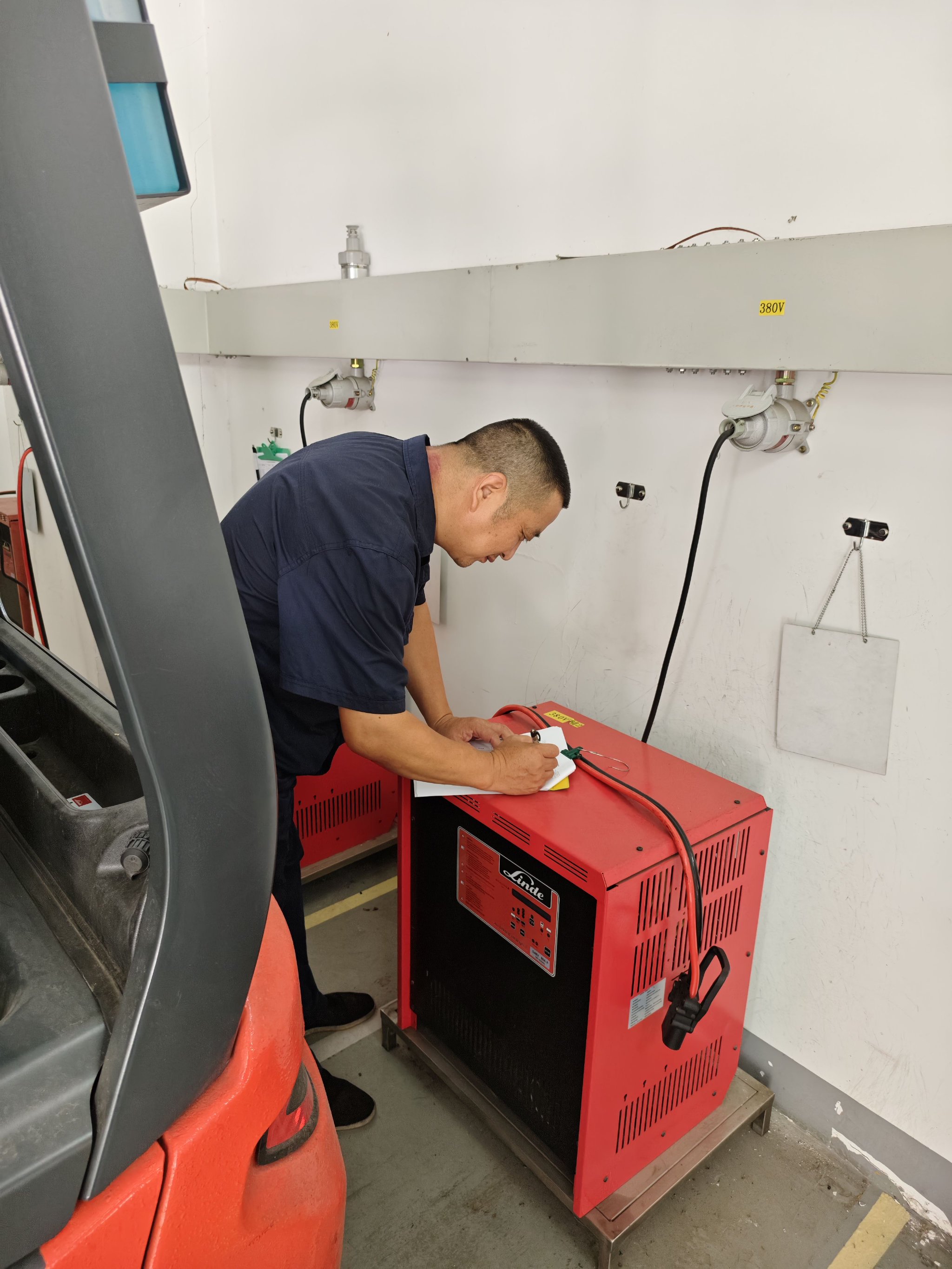 绿色引擎:储运与电动叉车的革新之旅_新浪财经_新浪网