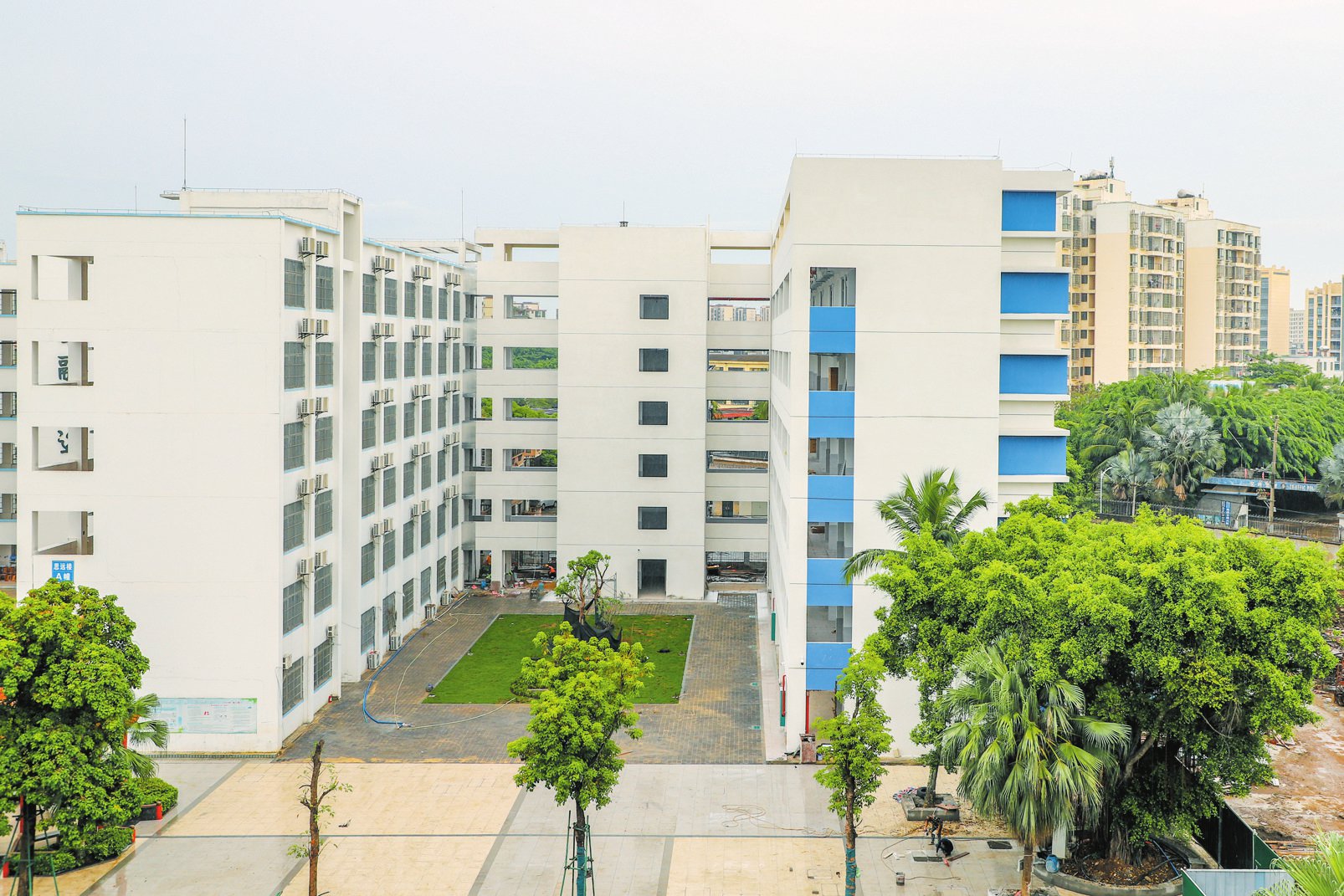 海口市灵山中学初中部新教学楼今秋投用