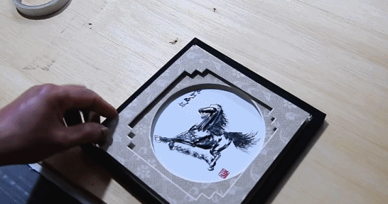 △储铁艺正在制作铁画。