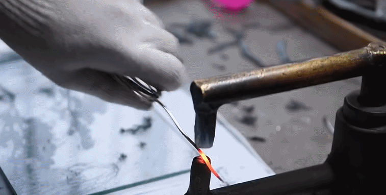 △储铁艺正在制作铁画。