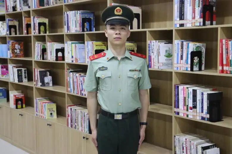 作为优秀士兵以支队第一的成绩被保送至武警警官学院武警分队指挥专业