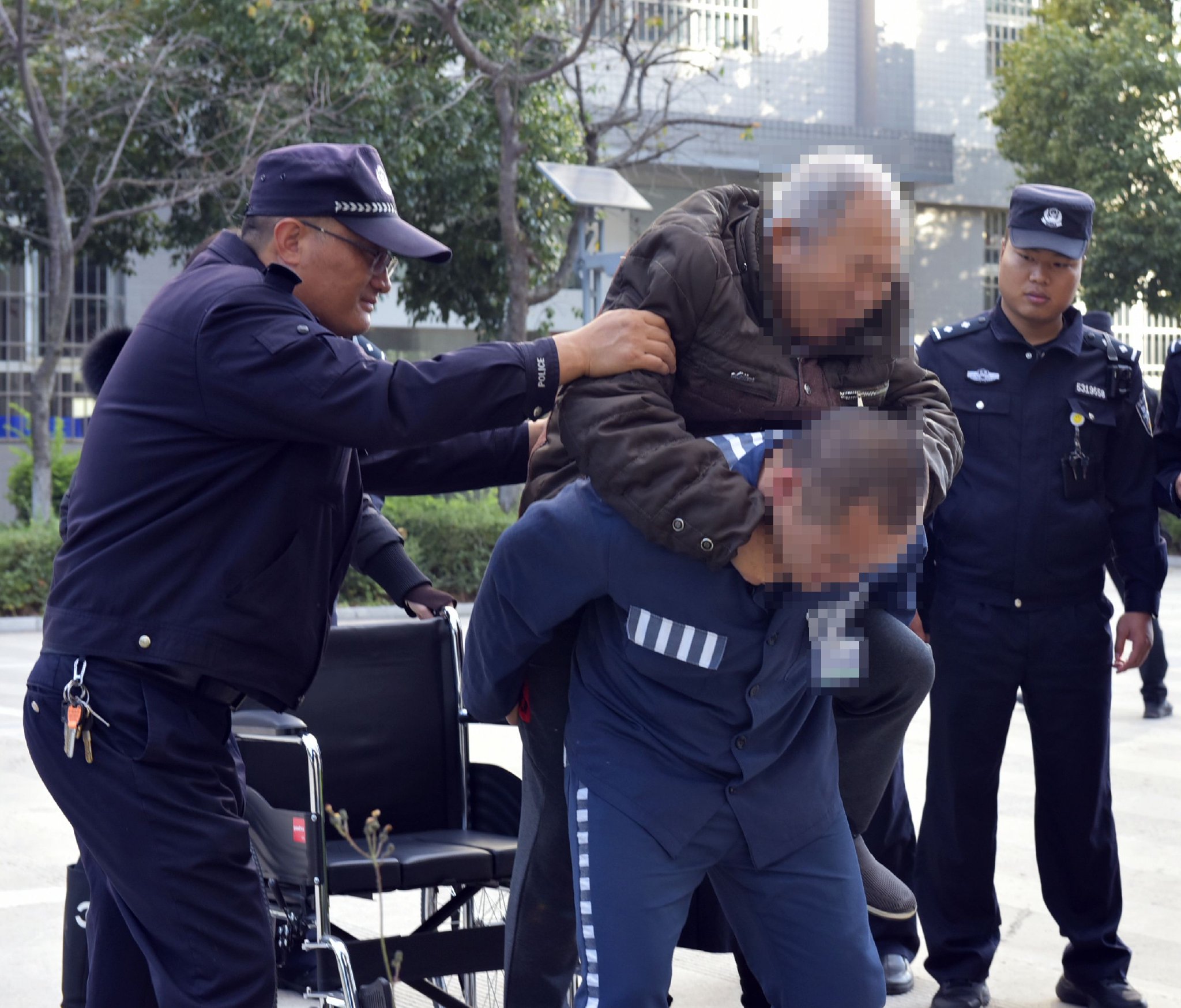 近日,在云南省文山监狱三监区罪犯亲情帮教活动正式开始前,出现了令人