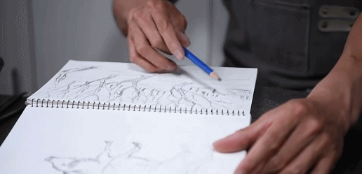 △芜湖铁画锻制技艺省级非遗传承人储铁艺正在为制作铁画做准备工作。