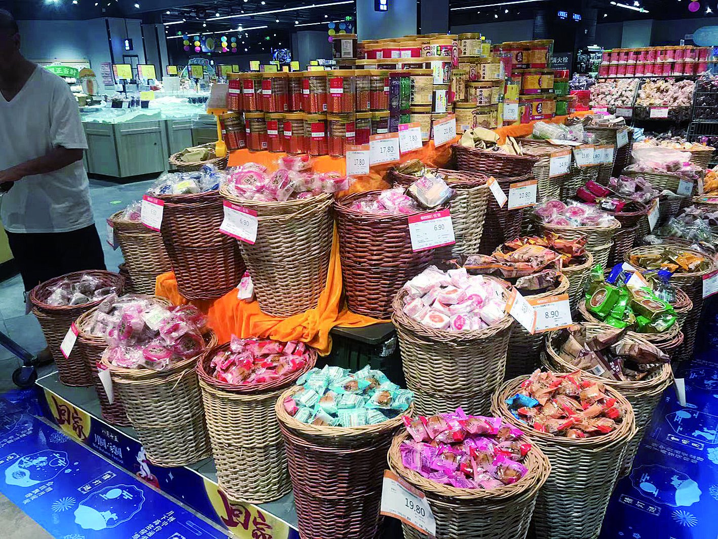 超市里销售的月饼琳琅满目