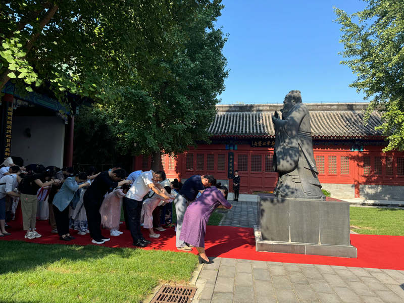 师生家长对着孔子像郑重行礼.新京报记者 徐彦琳摄