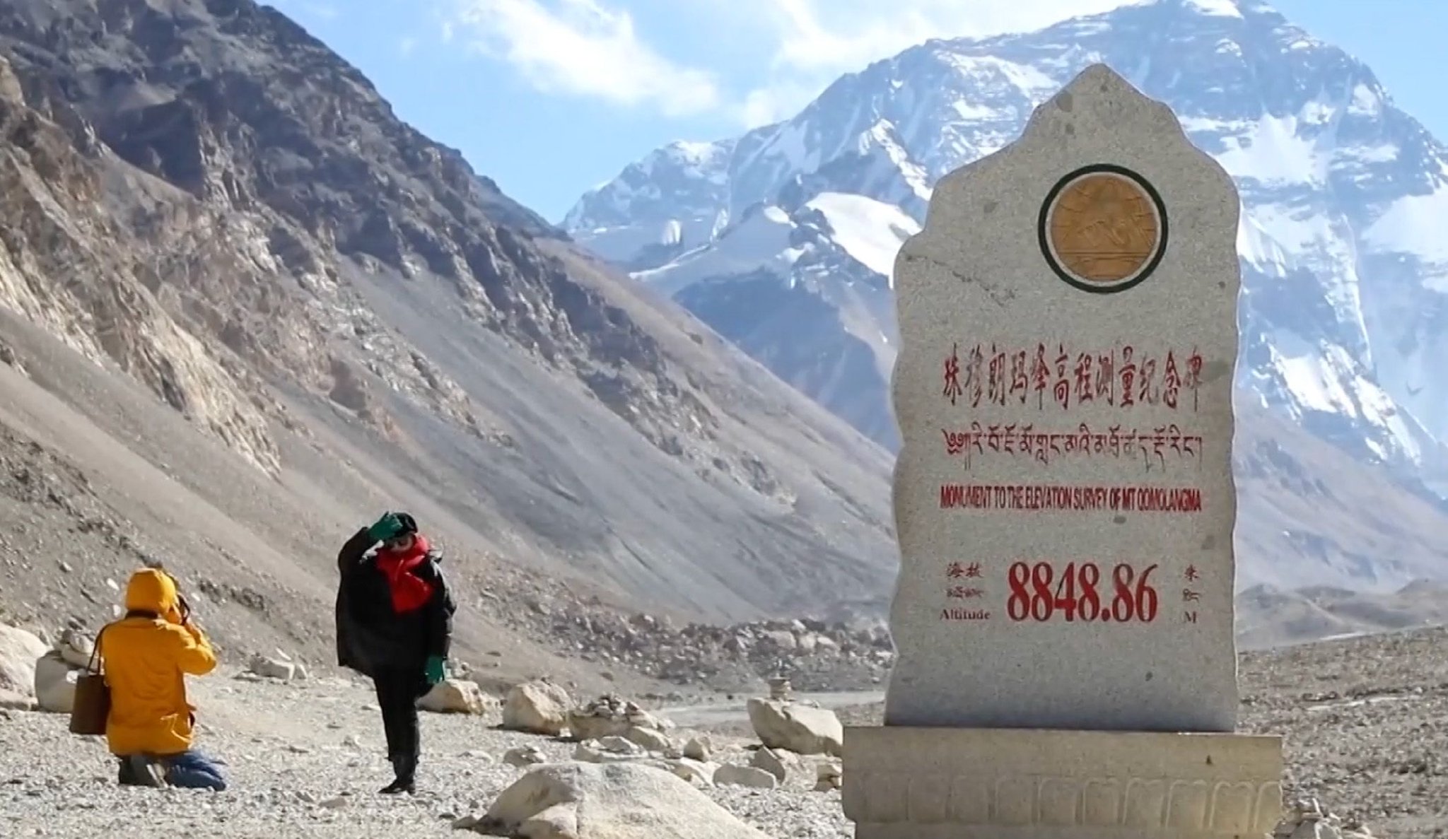 游客在珠穆朗玛峰高程测量纪念碑前拍照留念.(受访者供图)