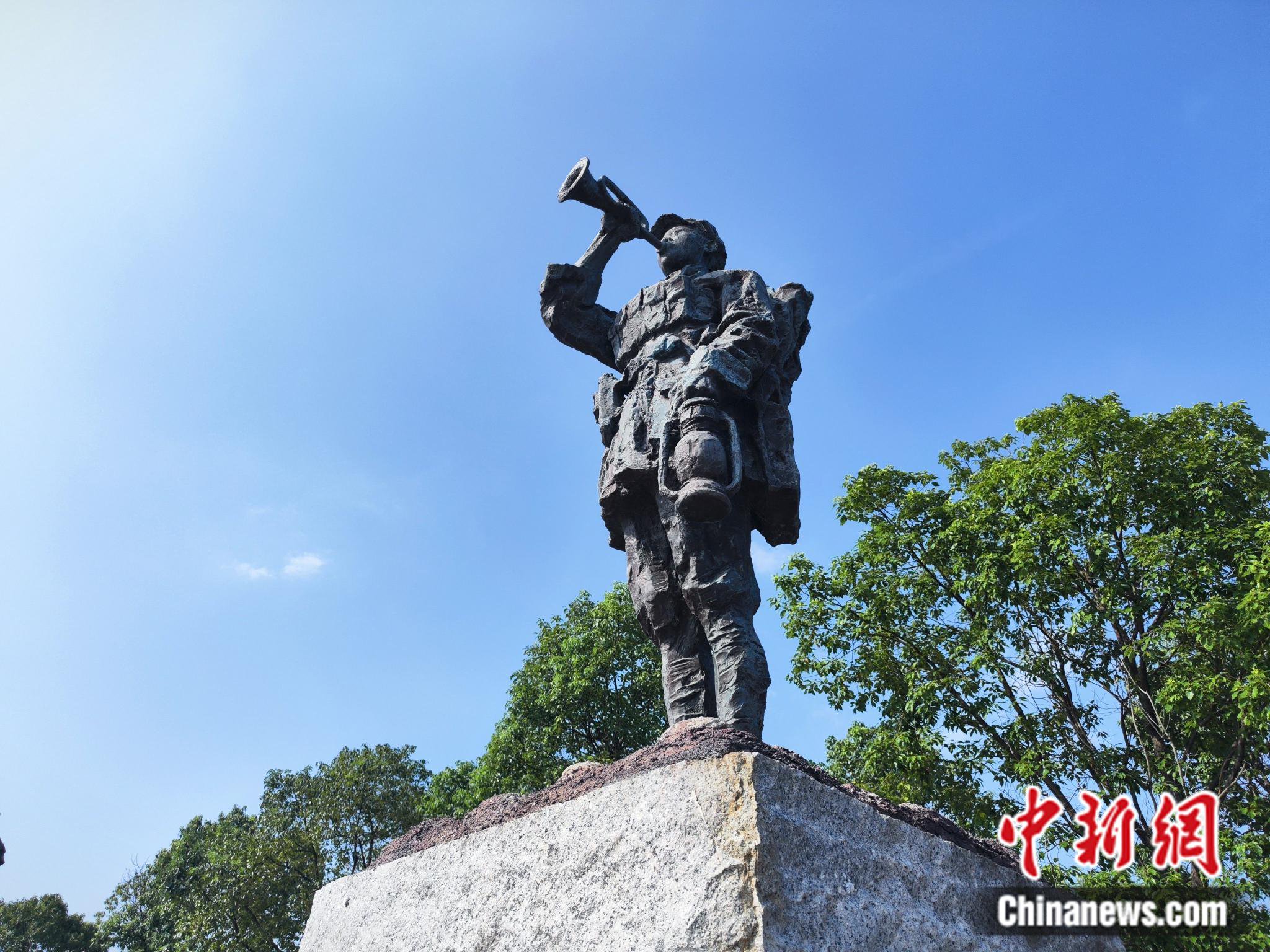 宁化县长征精神教育基地外,一尊惟妙惟肖的红军吹号雕塑.刘越 摄