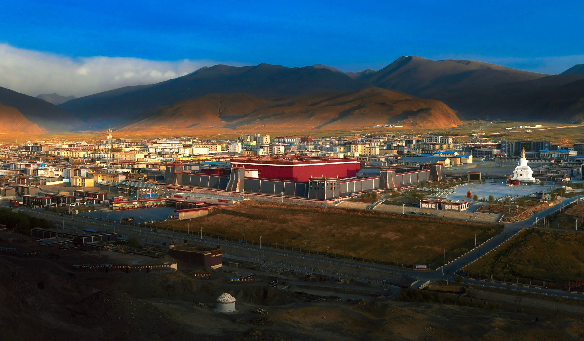 这是位于日喀则萨迦县的萨迦古城.(受访者供图)