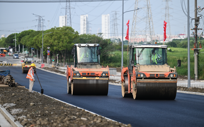 ▲资料图：某地正在建设公路。图/新华社