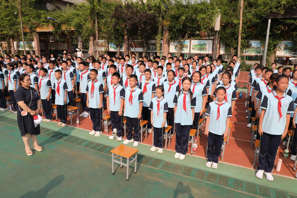 飒爽展英姿 青春正启航——走进育英中学开学第一课