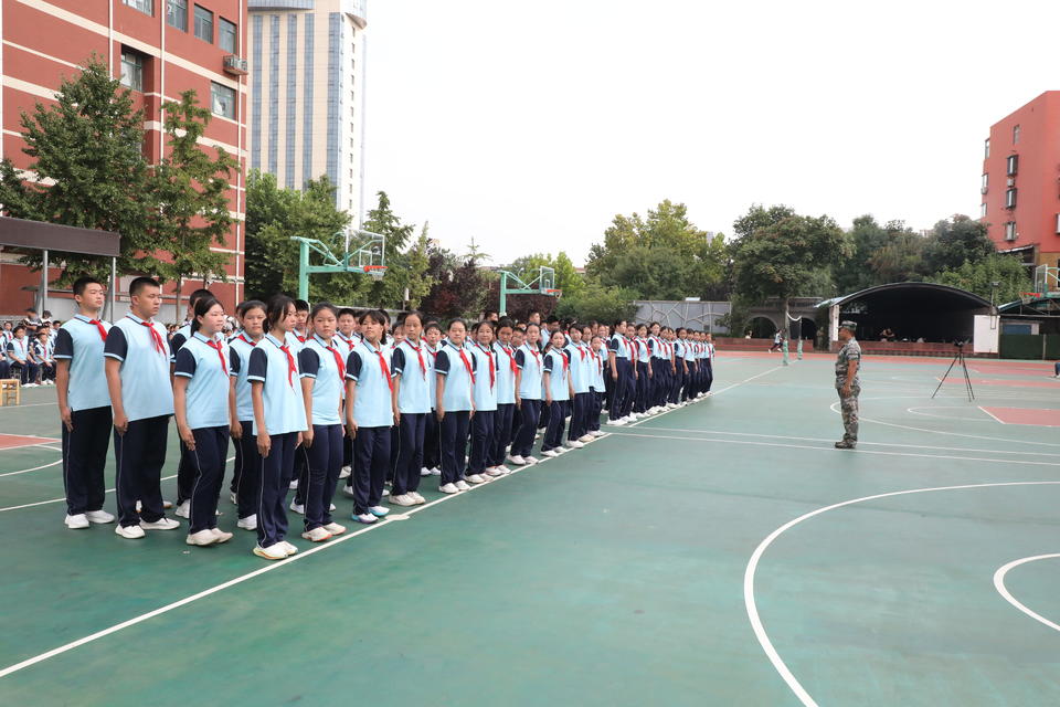 飒爽展英姿 青春正启航——走进育英中学开学第一课