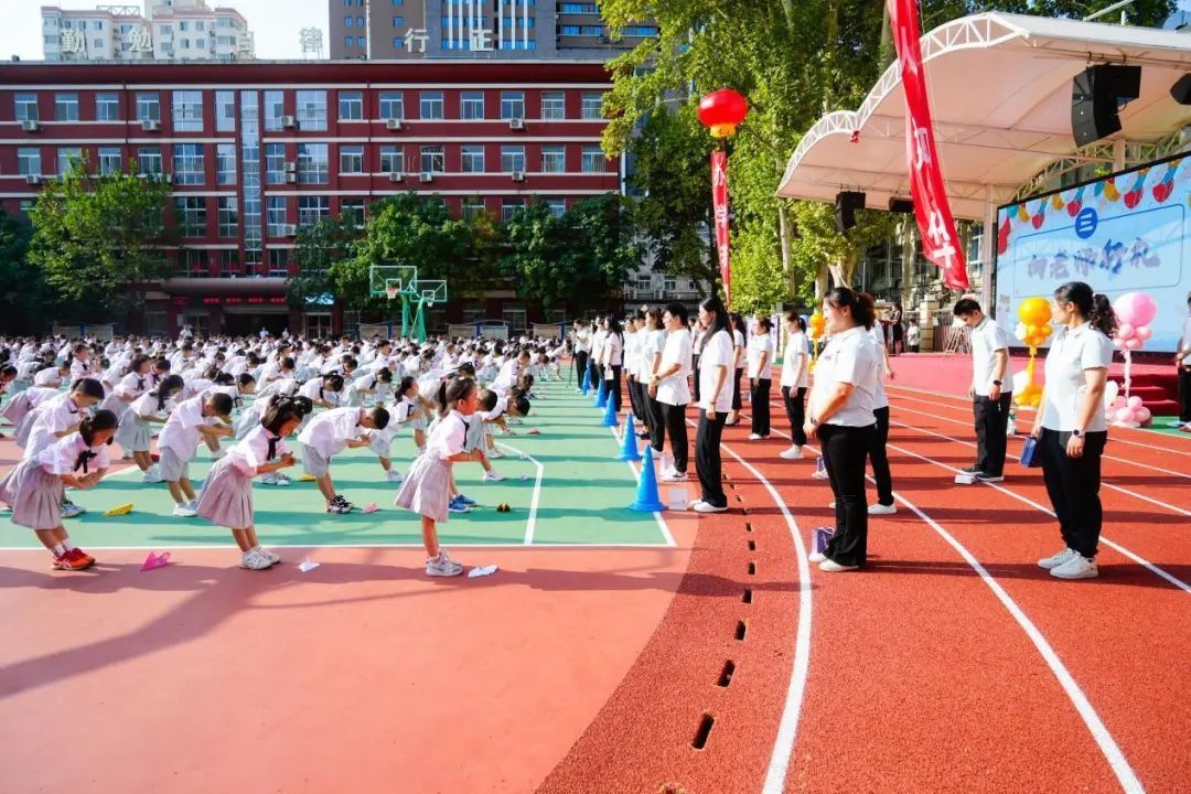 翠华路小学长大校区举行一年级新生入学礼活动