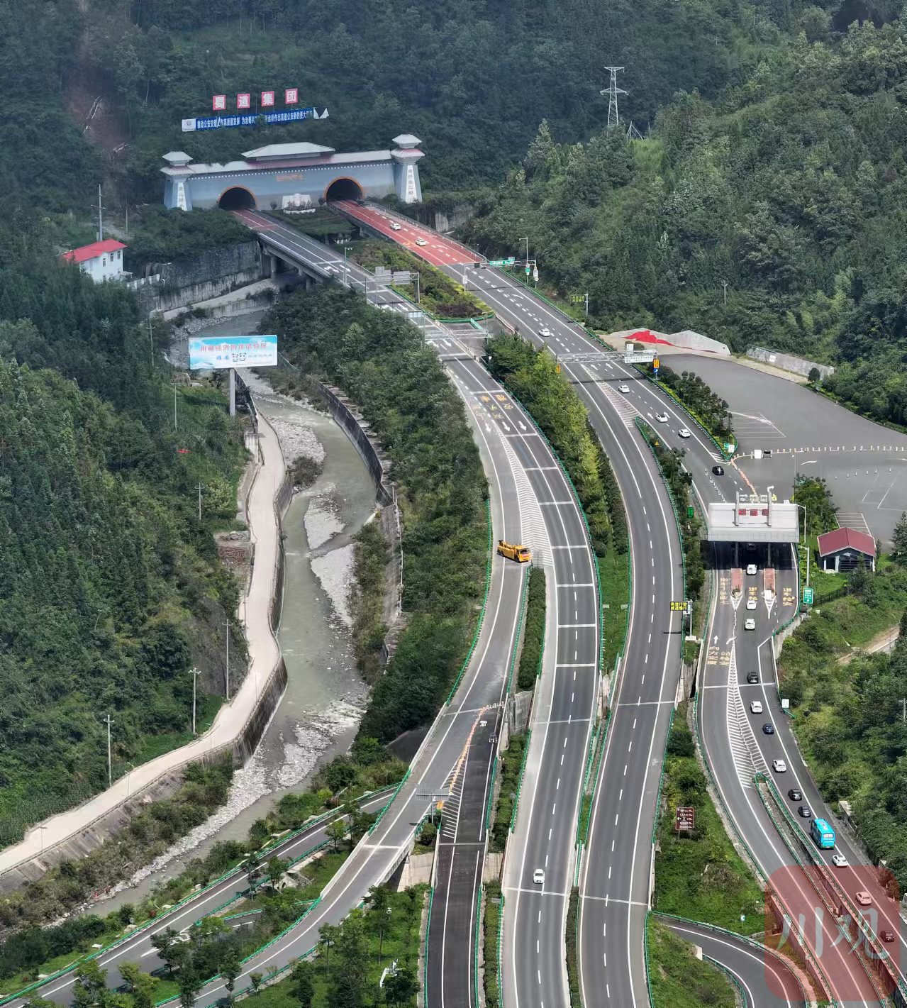 二郎山隧道,剪子弯山隧道,雀儿山隧道,通麦102隧道……依次呈现,雅康