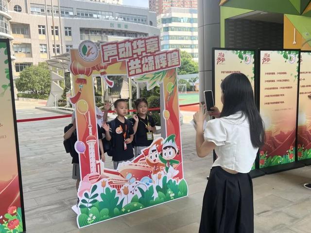 上师大附属卢湾实验小学门口，孩子们欢笑留影