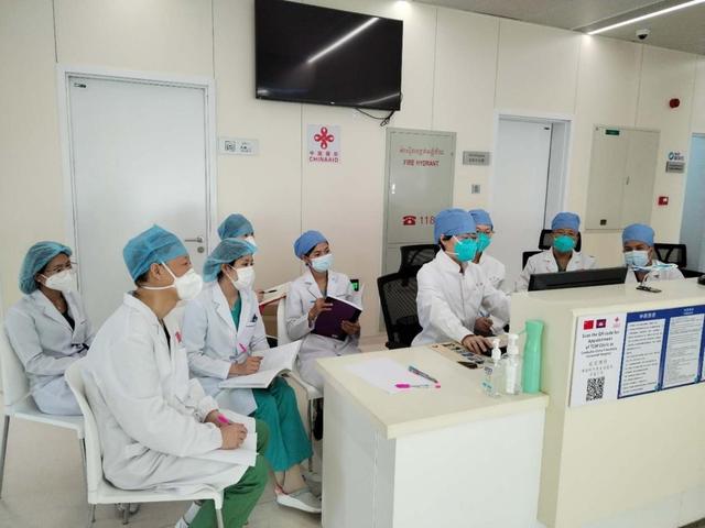 医疗队在业务学习和病例讨论。 西苑医院供图